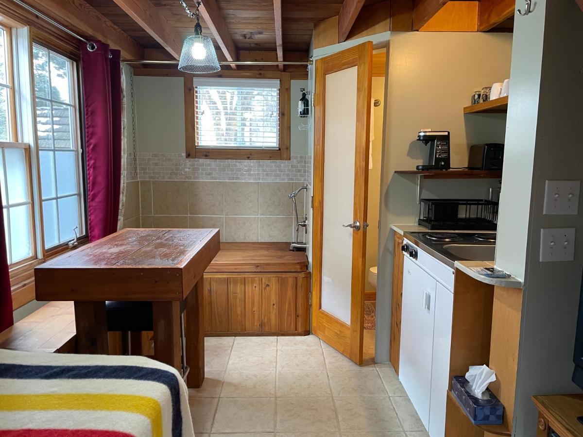 Luna Bed & Breakfast Grand Forks Bagian luar foto